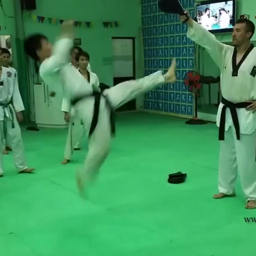 Đá xoay cao Taekwondo