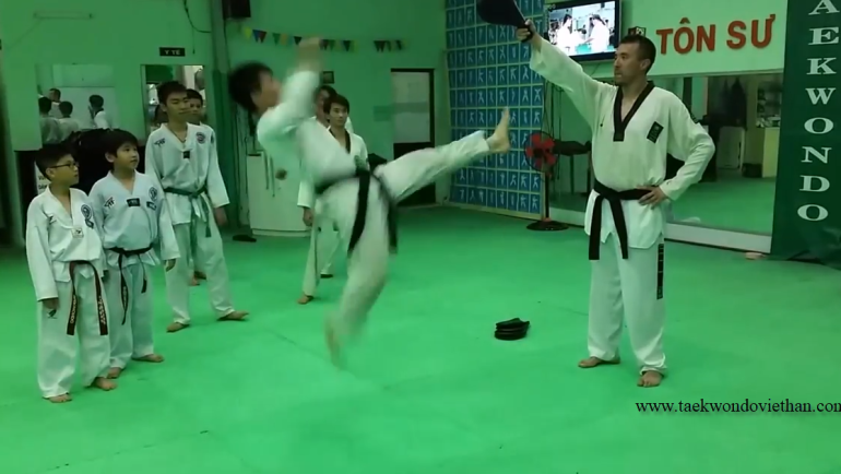 Đá xoay cao Taekwondo Việt Hàn